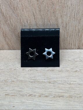 Star Cutout Stud Earrings - Silver Tone